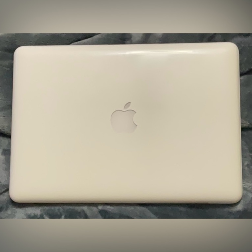 MacBook 13.3” Mid 2010 White 250 HHD 2GB MEMORY 1067 DDR3 CORE 2 DUO PROCESSOR💻